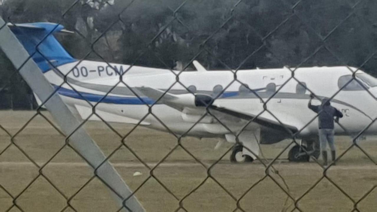 L'aereo che si è incagliato con un ruotino nel fango fuori pista