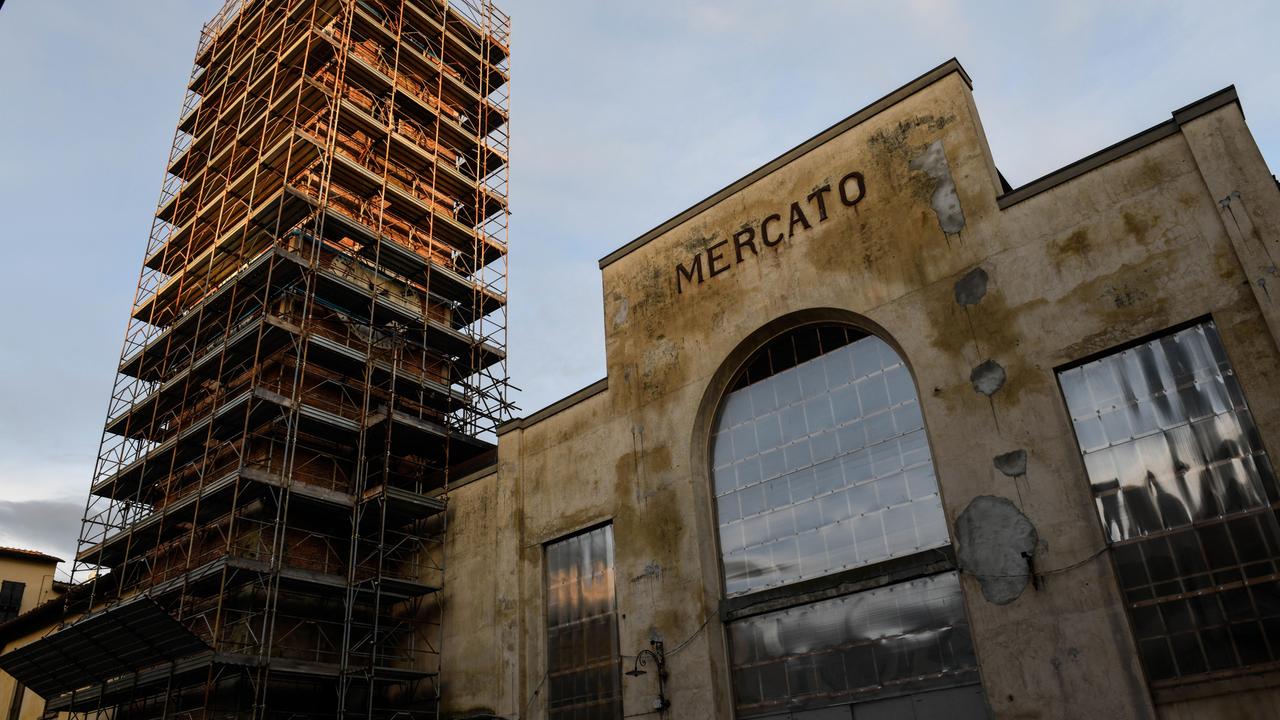 L’ingresso del mercato del Carmine (ex chiesa) e la torre campanaria imbracata per resistere alla lesione strutturale