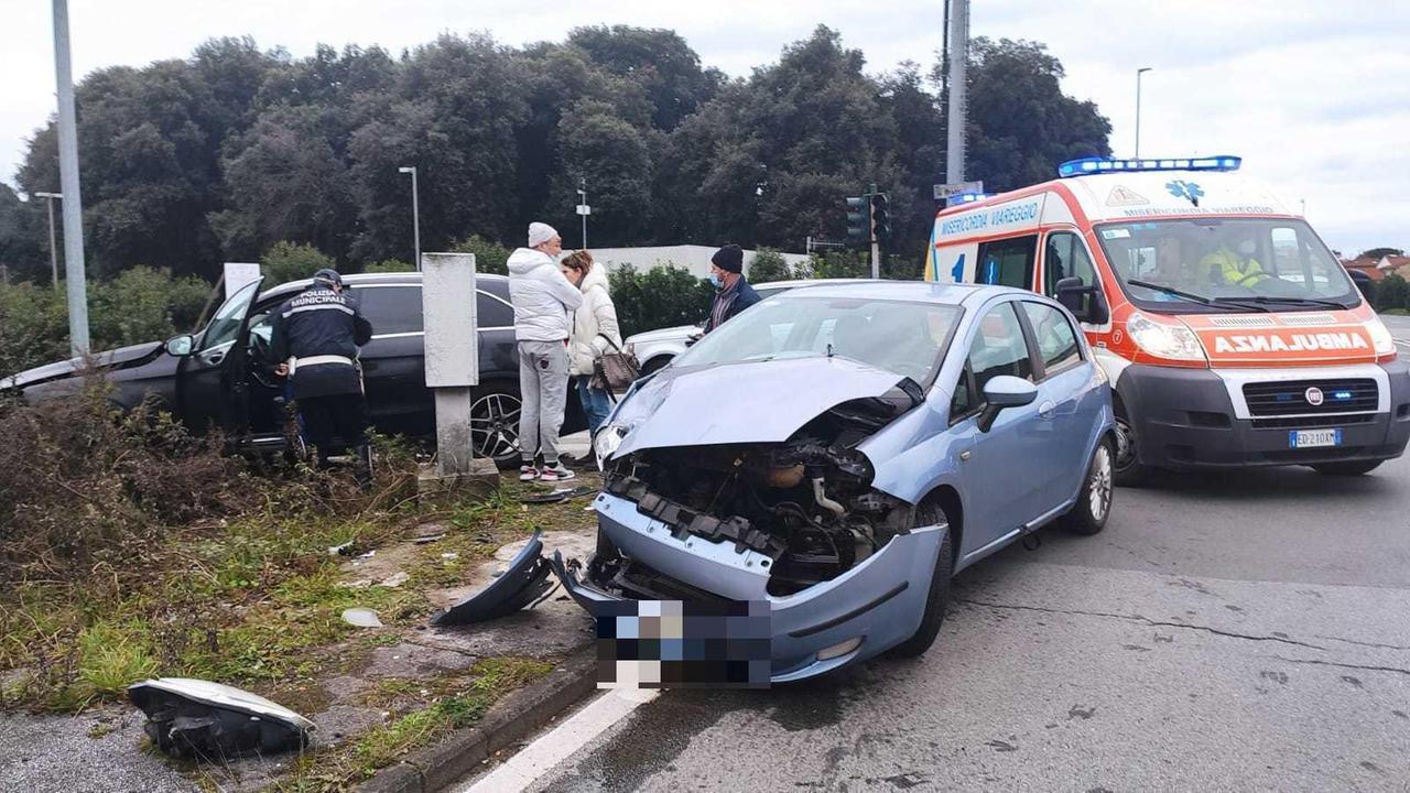 Schianto fra due auto in via Fratti: a bordo c'erano due bambini