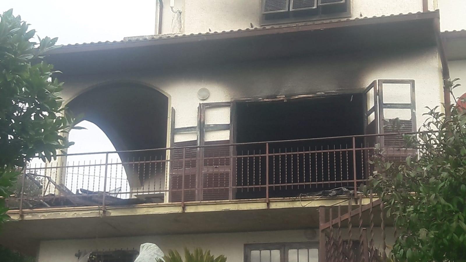 Incendio in appartamento: mamma e due bambini ricoverati