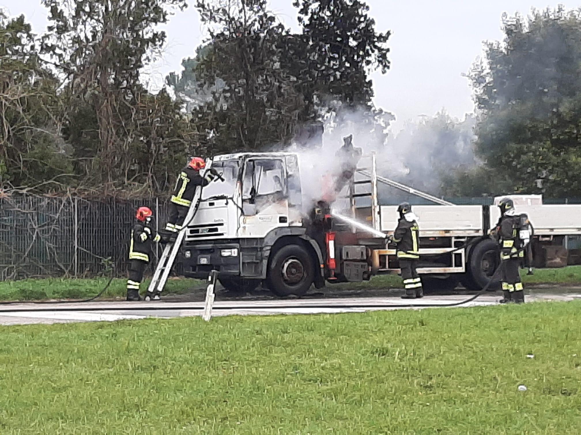 Il furgone a fuoco in via delle Sorgenti