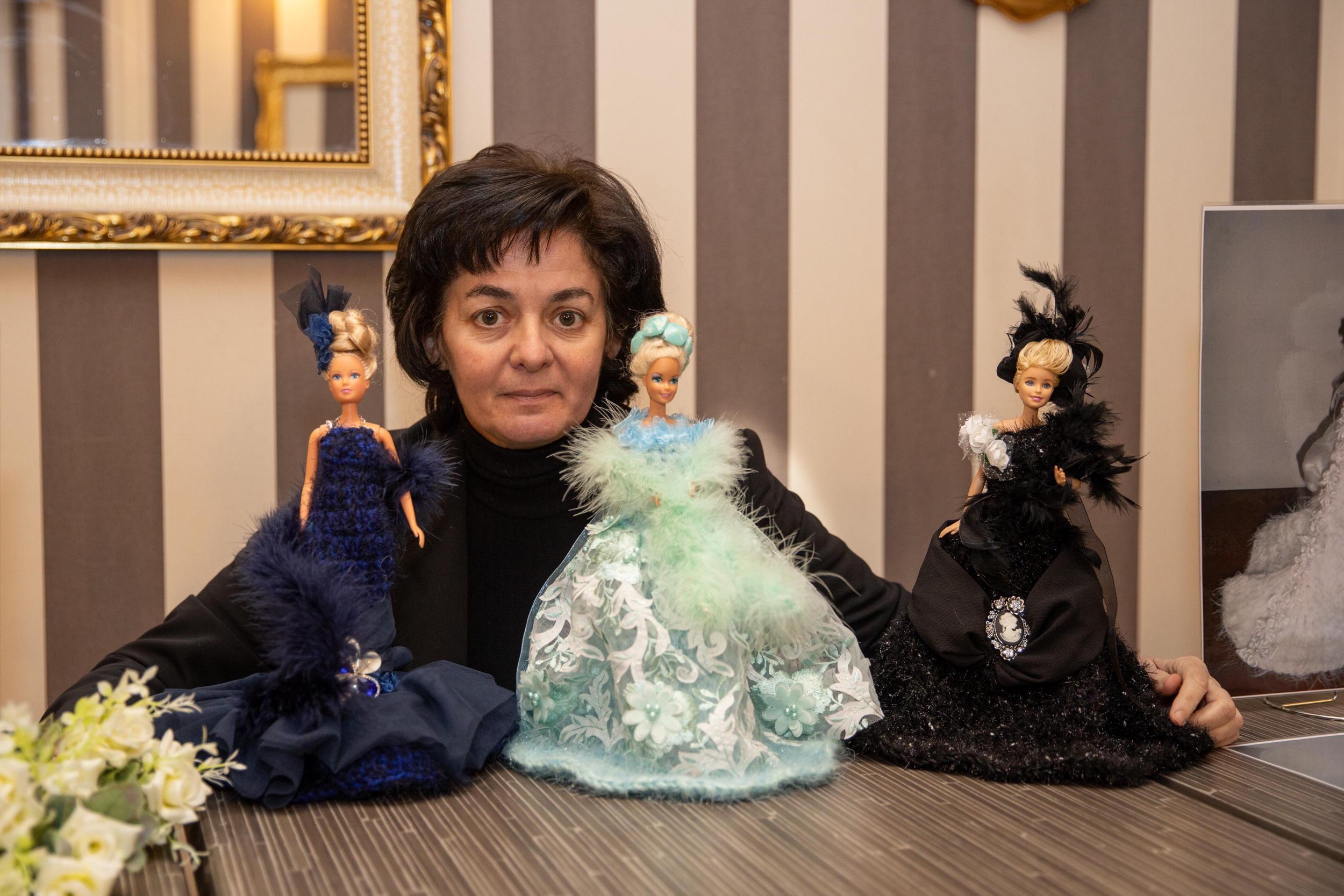 Nadia Anselmi con alcune delle sue Barbie vestite con abiti d’alta moda creati da lei stessa