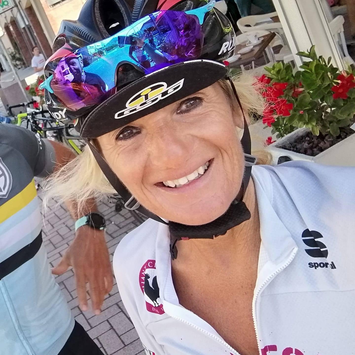 La “nonna” sui pedali che fa sognare i bambini. «Il futuro della bici sono loro: aiutiamoli così» 