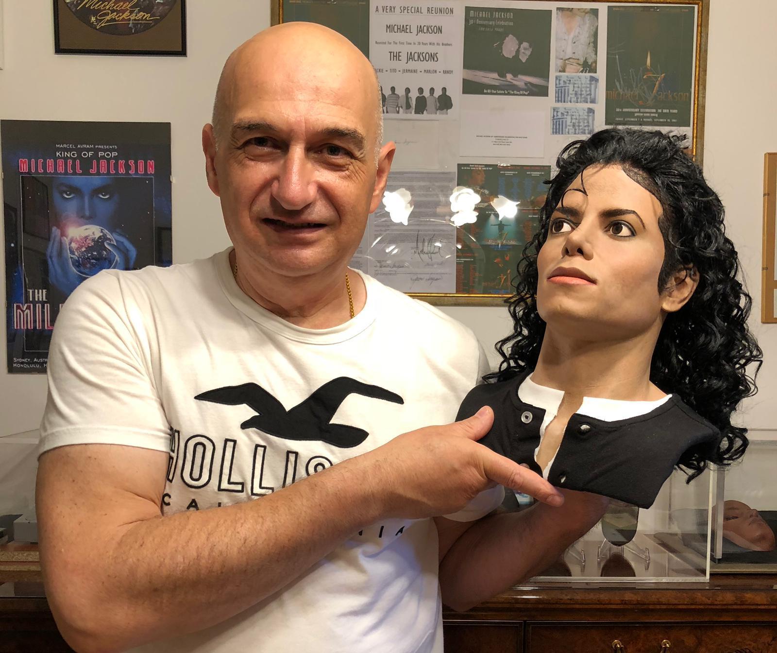 Luca Ancillotti con un busto di Michael Jackson