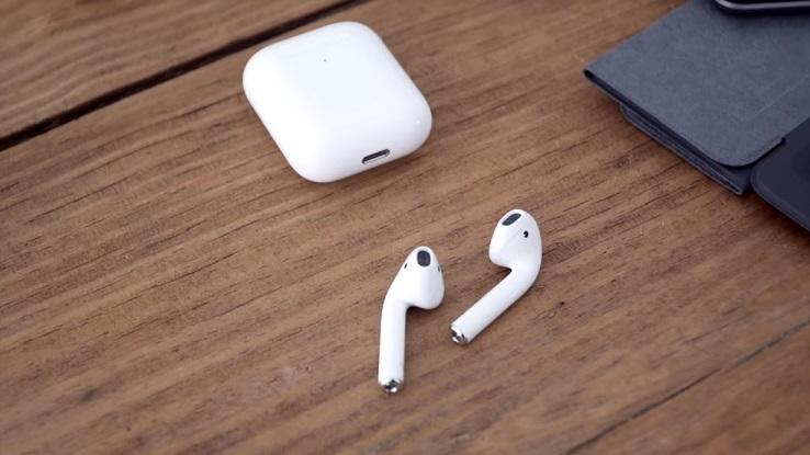 Vende AirPods contraffatti: denunciato un giovane