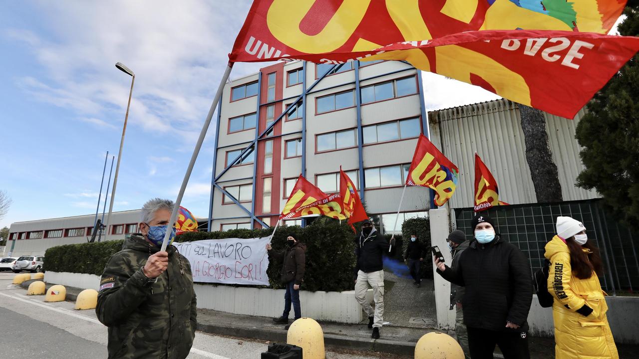 La protesta del sindaco Usb di fronte alla Giorgio Gori (foto Marzi)