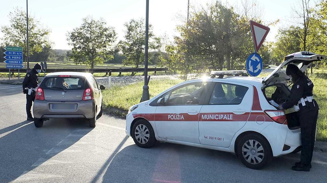 Una pattuglia della polizia municipale (foto d'archivio)