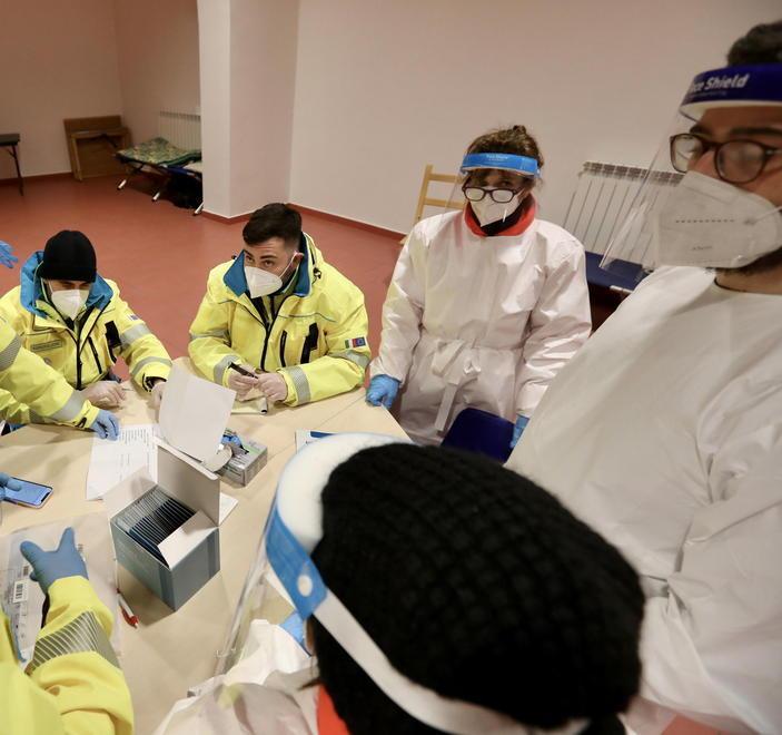 I volontari della Misericordia di via Verdi al lavoro (foto Marzi)