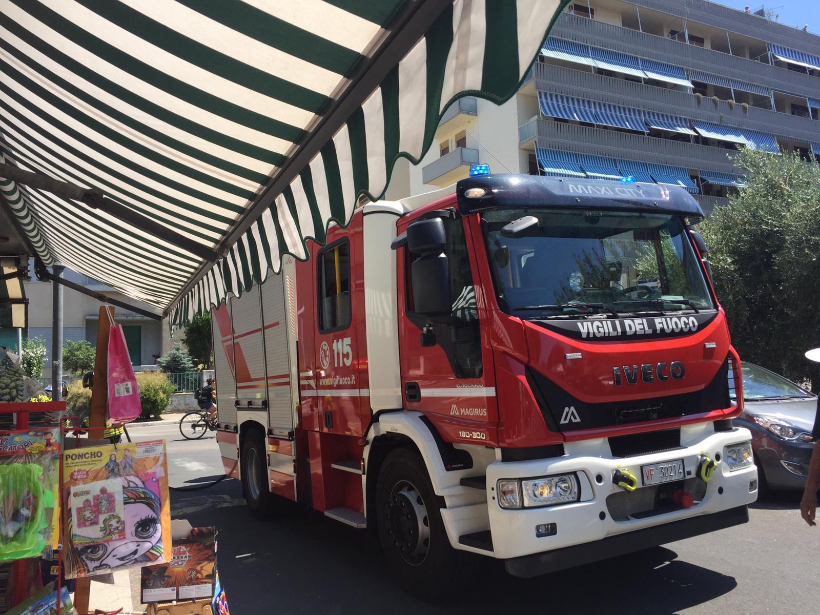 Un mezzo dei vigili del fuoco di Livorno (foto d'archivio)