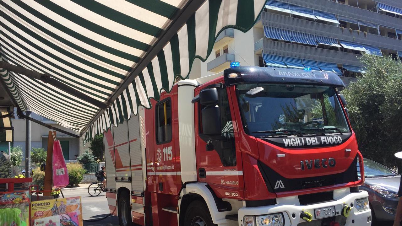Un mezzo dei vigili del fuoco di Livorno (foto d'archivio)
