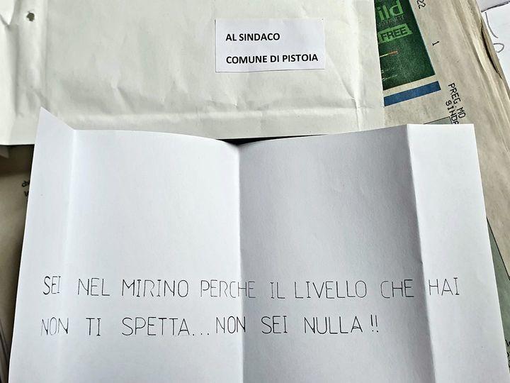 Minacce anonime e una lama spezzata nella posta del sindaco di Pistoia