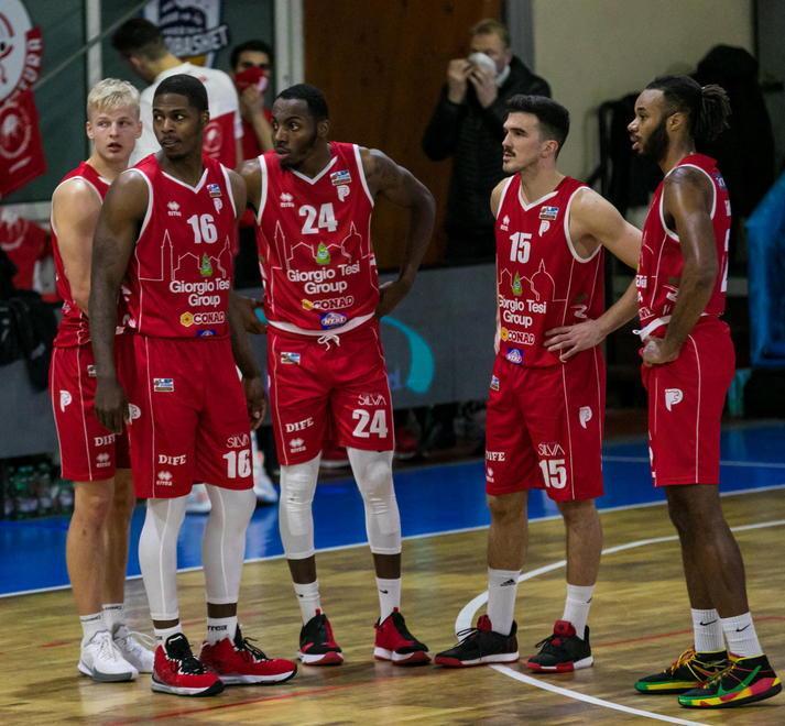 Il quintetto della Gtg Pistoia Basket al fischio finale del match contro l'Eurobasklet Roma