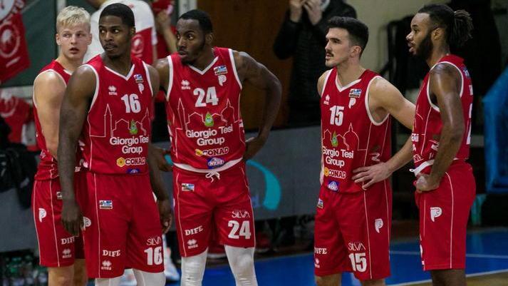 Il quintetto della Gtg Pistoia Basket al fischio finale del match contro l'Eurobasklet Roma