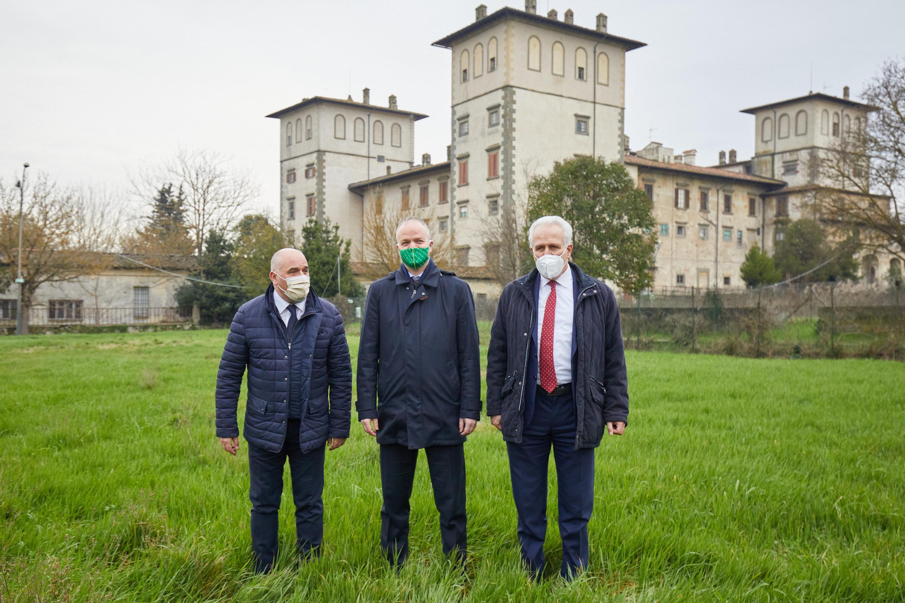 Il sindaco di Montelupo Paolo Masetti, il direttore degli Uffizi Eike Schmidt e il presidente della Regione Toscana Eugenio Giani (foto Carlo Sestini)