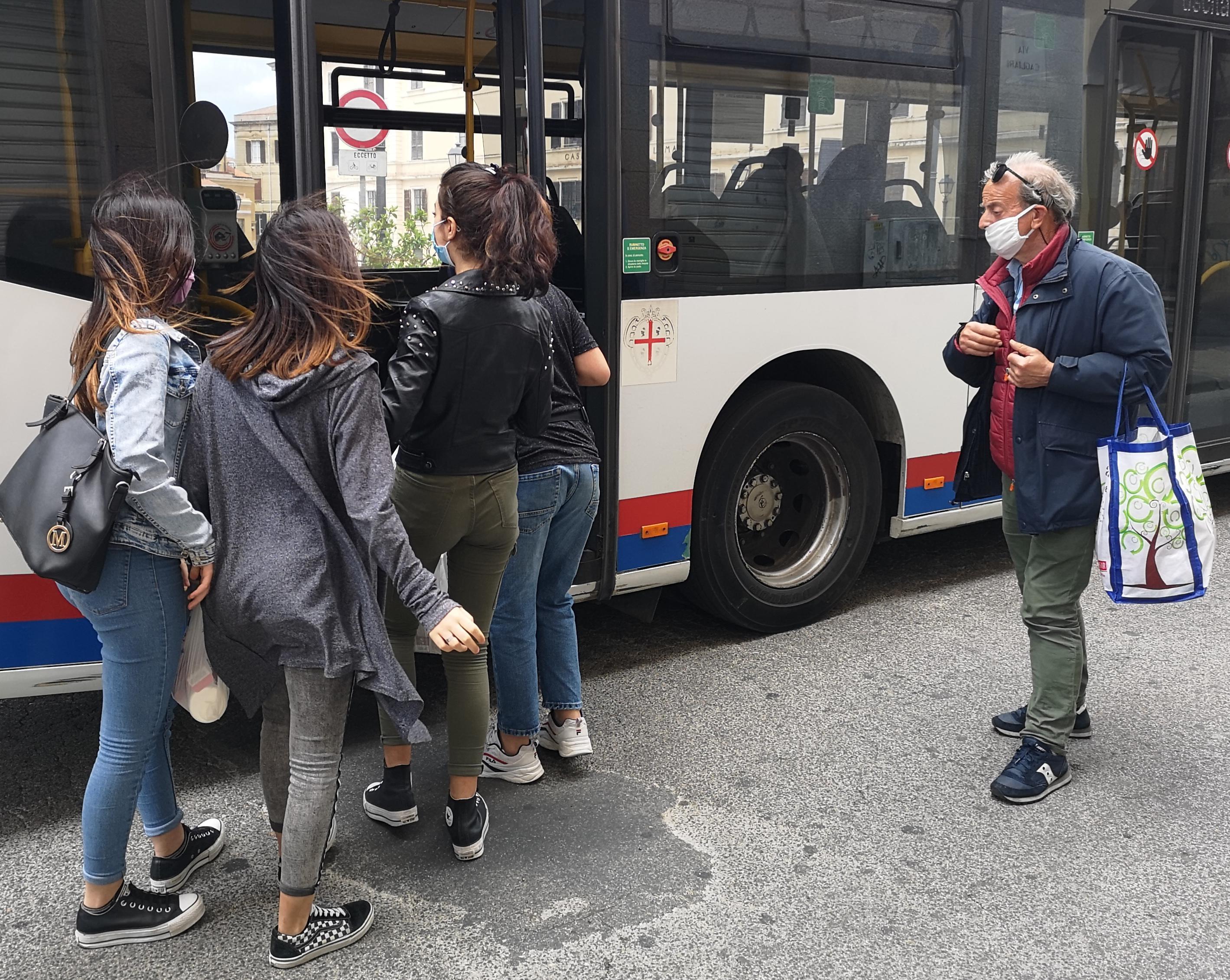 Sulla Nuova in edicola venerdì 29, il maxi piano dell'Arst: più autobus per la scuola 