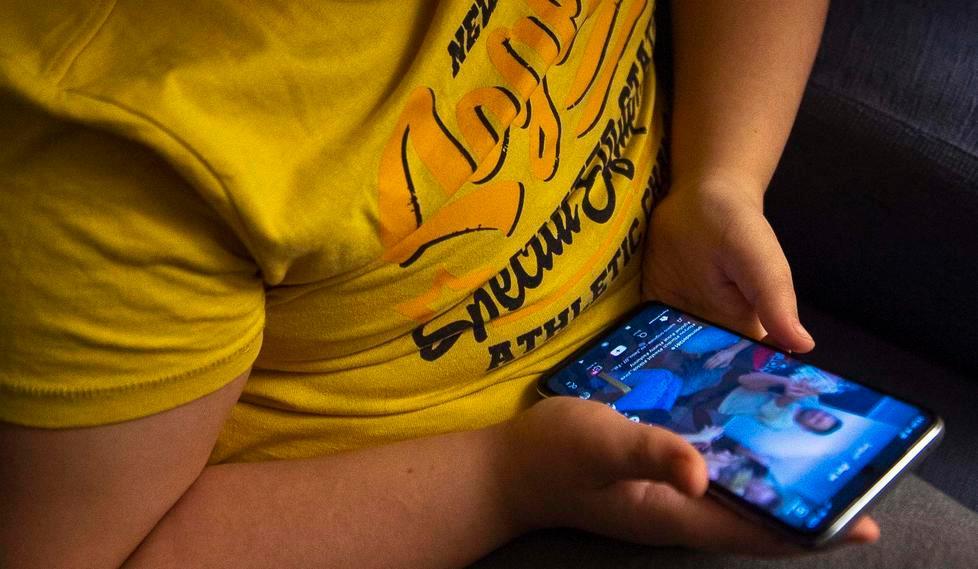 Strangolamenti, sgambetti, challenge pericolose: il rischio mortale delle sfide sui social 