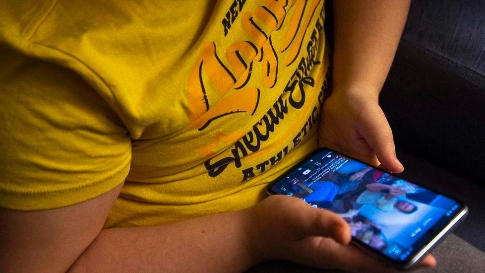 Strangolamenti, sgambetti, challenge pericolose: il rischio mortale delle sfide sui social