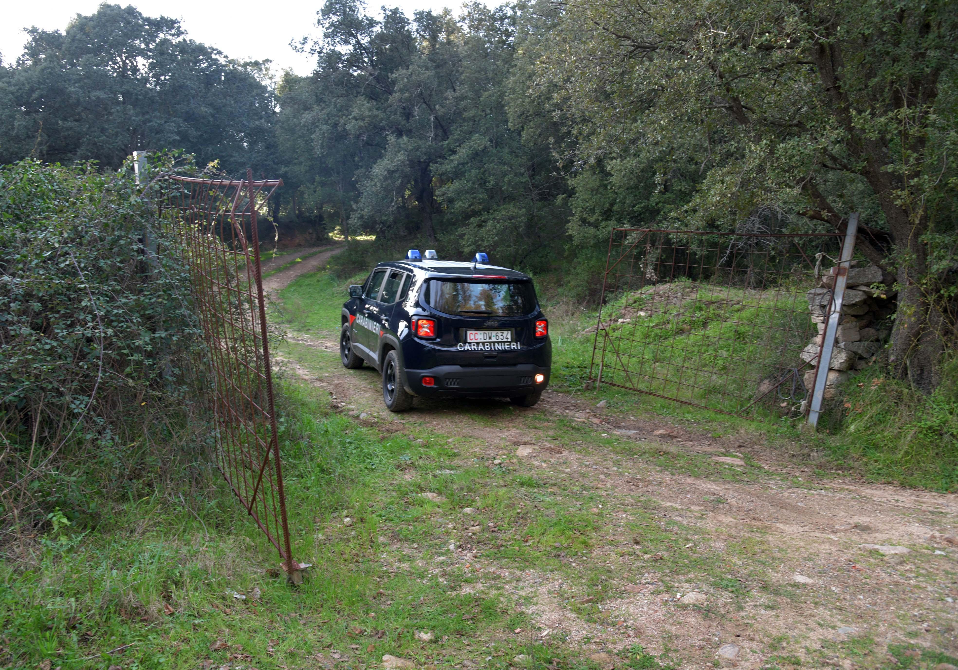 I carabinieri nelle campagne di Padru dove è avvenuto l'incidente di caccia