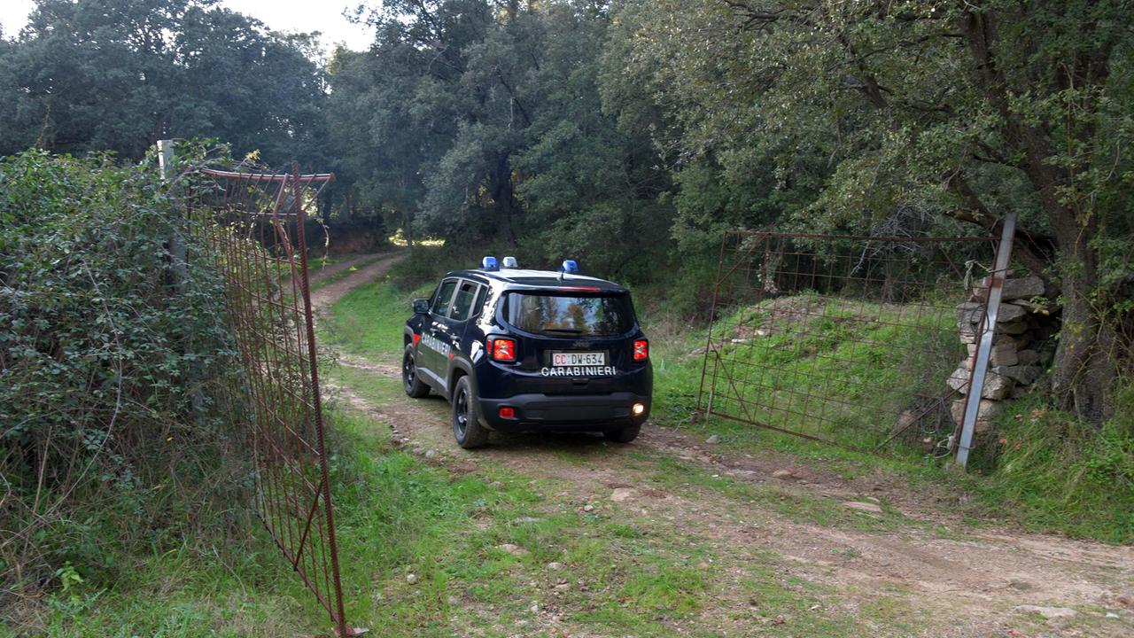 I carabinieri nelle campagne di Padru dove è avvenuto l'incidente di caccia