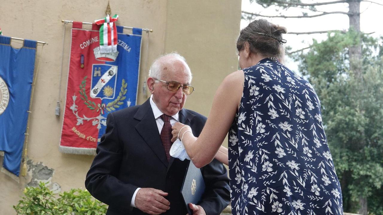 Enio Mancini mentre riceve la croce al merito della repubblica tedesca