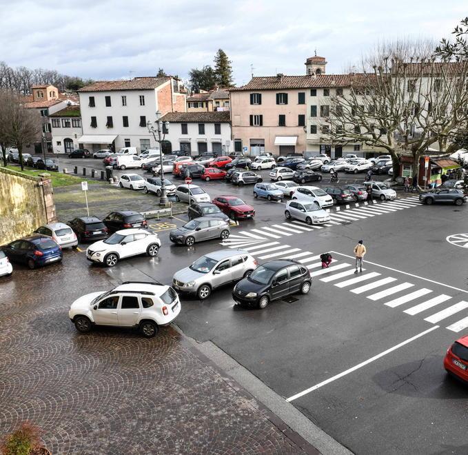 Lei lo investe, lui le chiede i danni: la lite per il parcheggio finisce in tribunale
