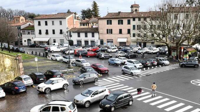 Lei lo investe, lui le chiede i danni: la lite per il parcheggio finisce in tribunale