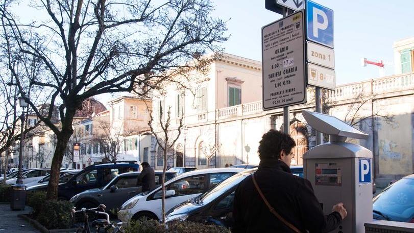 Da febbraio stalli blu gratuiti dalle 17, ma il sabato e la domenica si paga
