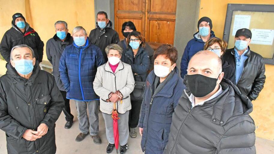 I residenti riuniti sotto la loggia della vecchia chiesa di Chiazzano per parlare dei grandi disagi provocati dalle pessime condizioni delle strade della zona in cui abitano (Foto Lorenzo Gori)