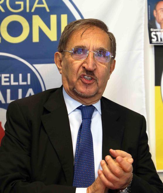 «La Rai non deve invitarlo a Sanremo: è un razzista»