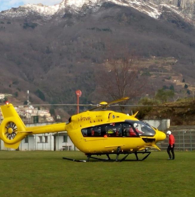 Escursionista scivola e rimane sospeso nel vuoto sopra una cava