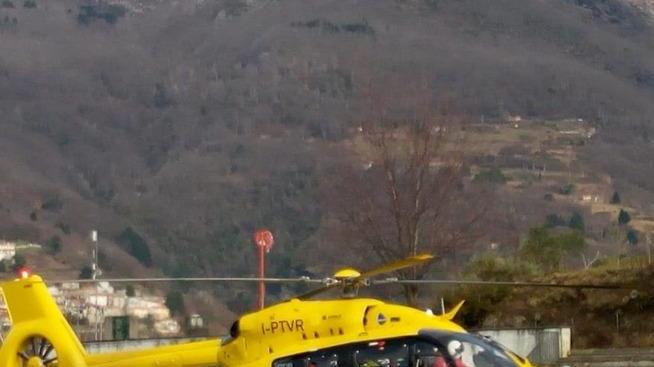 Escursionista scivola e rimane sospeso nel vuoto sopra una cava