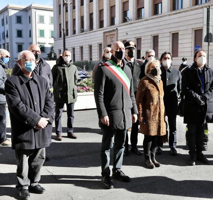 Le istituzioni davanti alla targa con la poesia di Primo Levi 