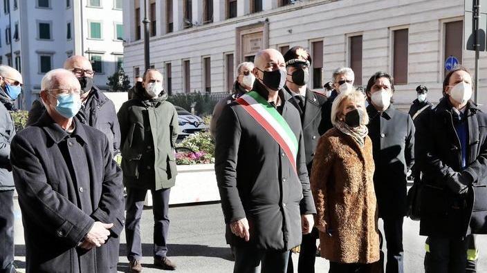 Le istituzioni davanti alla targa con la poesia di Primo Levi