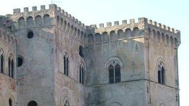 Operai e architetti pronti allo storico recupero del castello Schiavini Cassi