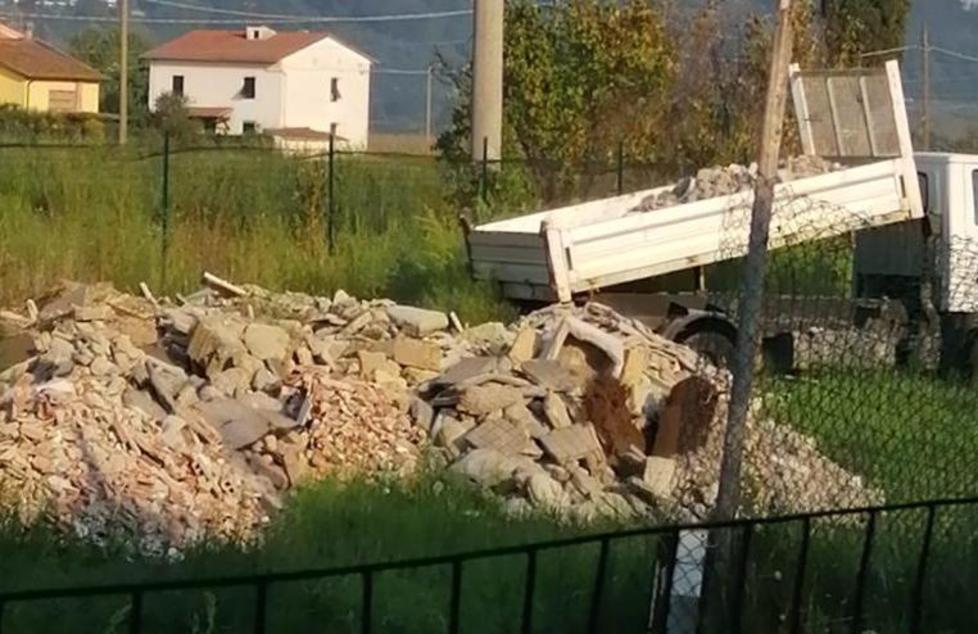 Maxi discarica di calcinacci scoperta grazie ai cittadini 