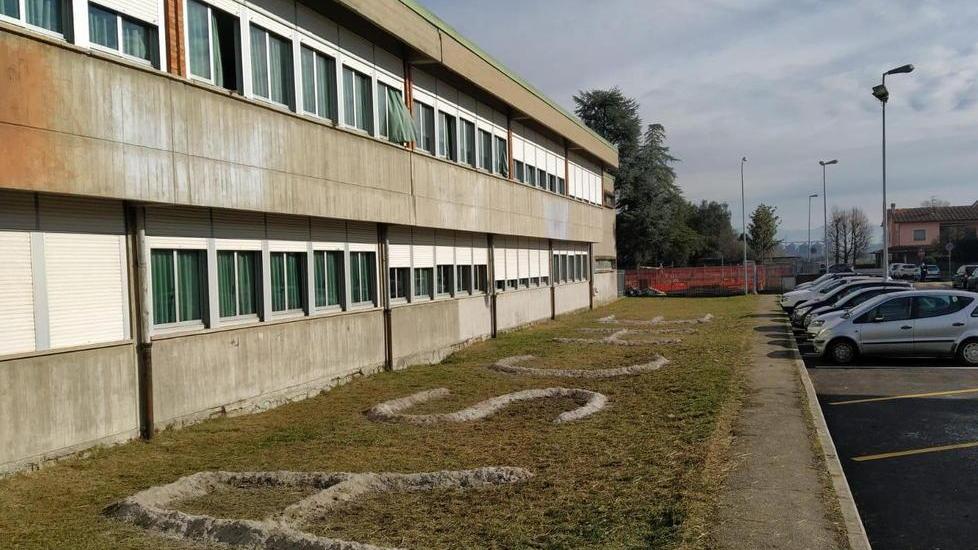 Quella scritta fatta di cenere per non dimenticare l’orrore