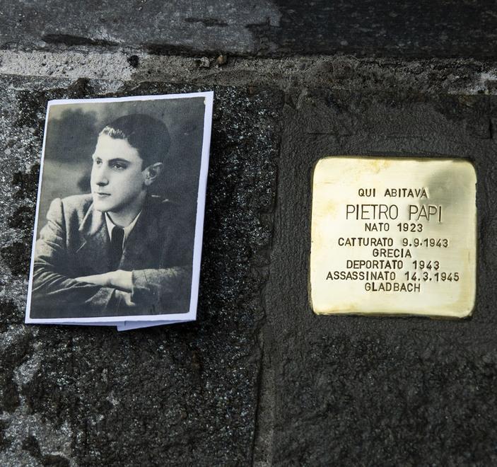 Posata una pietra d’inciampo per ricordare Pietro Papi