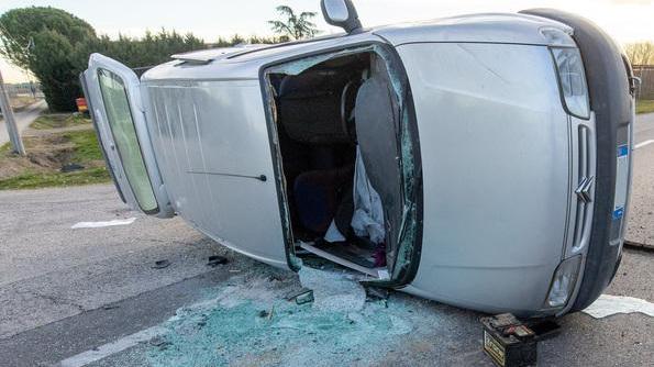 Botto tremendo auto-furgone Paura e due feriti sull’Adriatica
