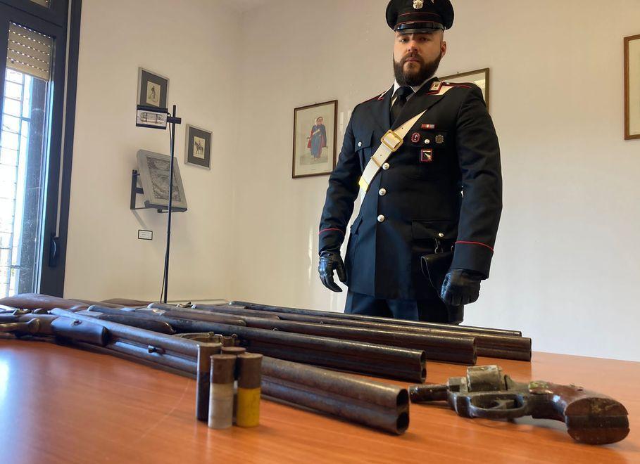 Spara in aria a Capodanno ma non può detenere armi Arrestato dai carabinieri