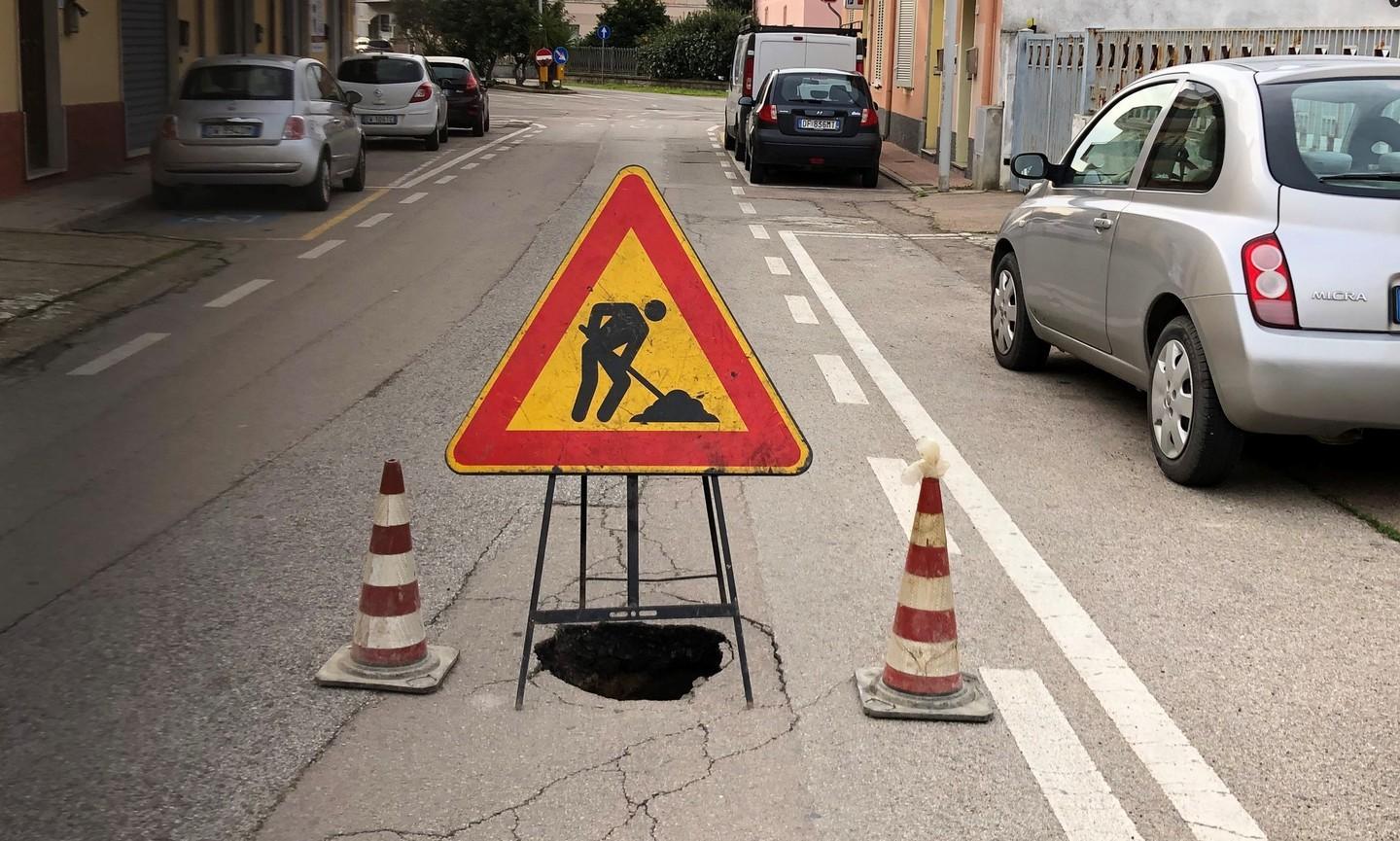 Una voragine in via Campidano