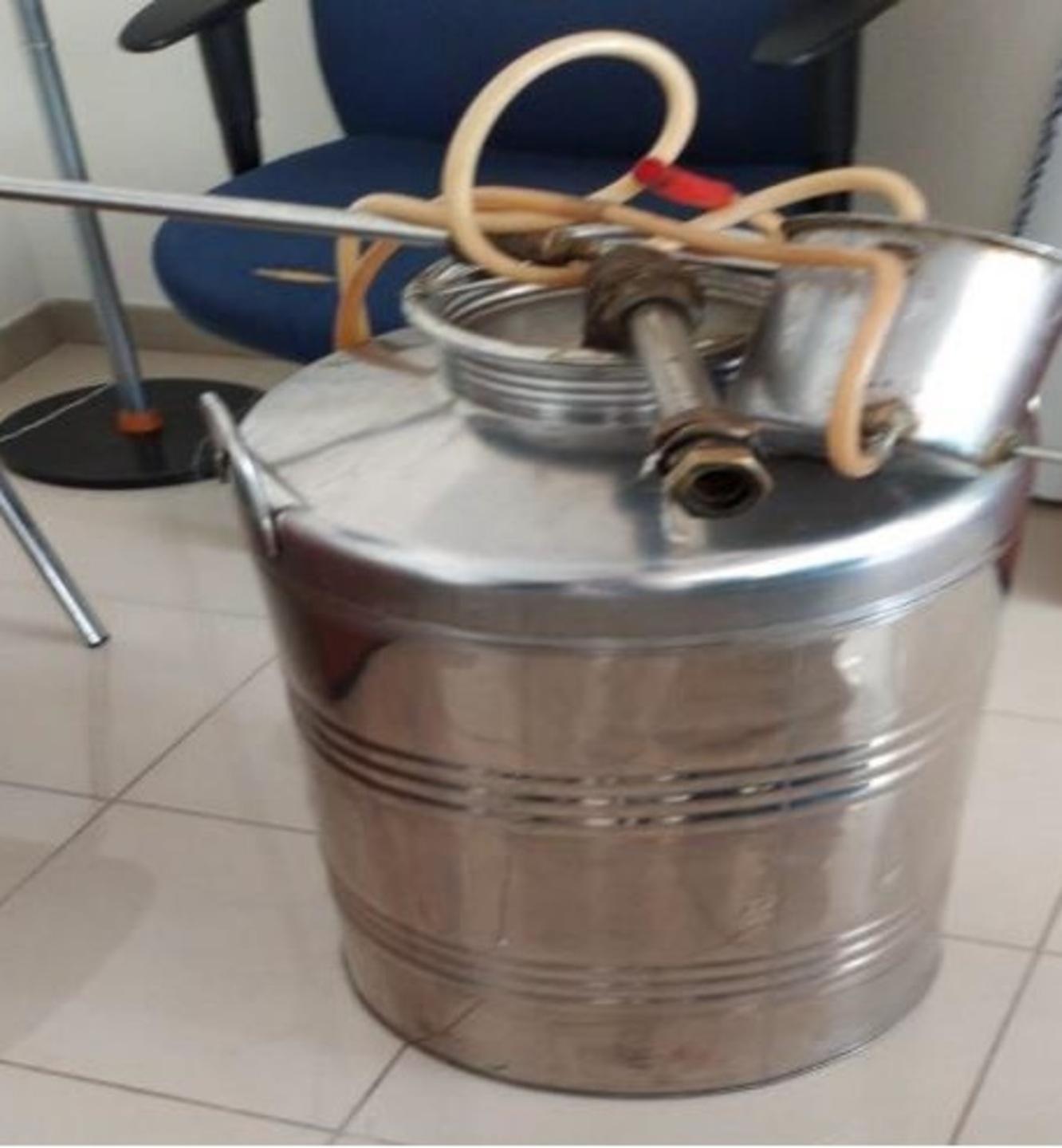 Laboratorio abusivo di alcolici sequestrati distillatore e liquori 