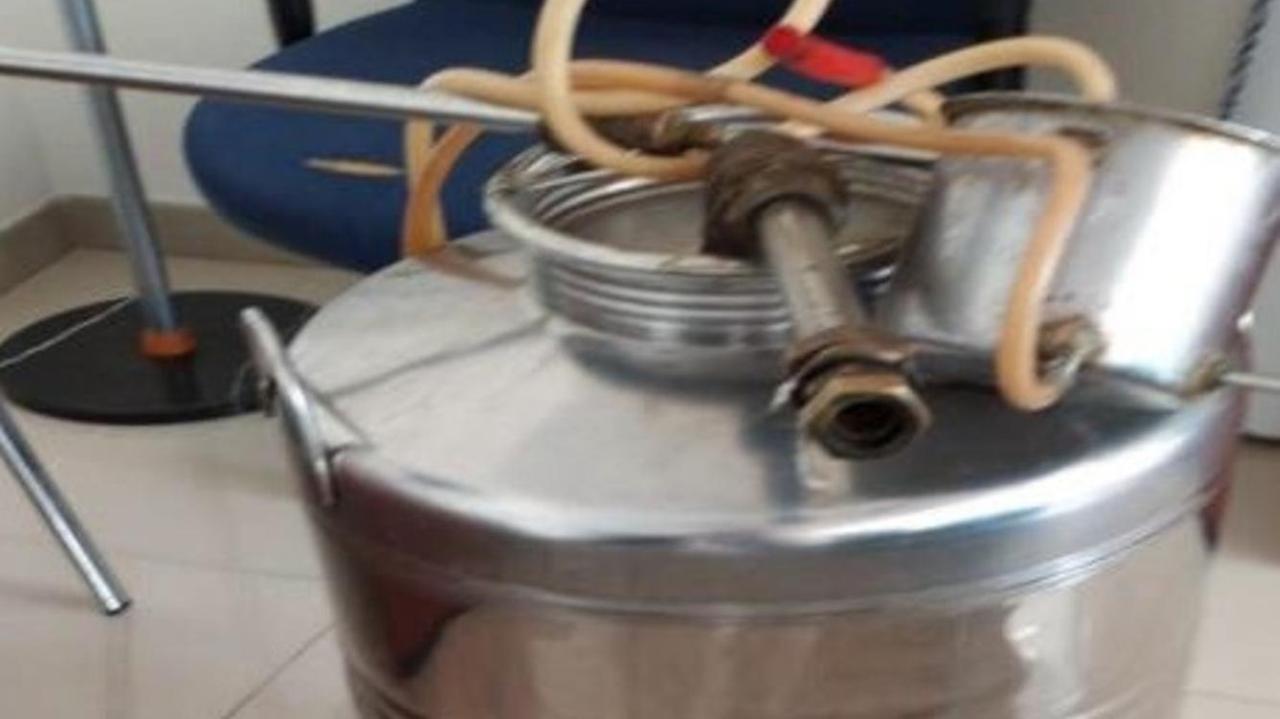 Laboratorio abusivo di alcolici sequestrati distillatore e liquori