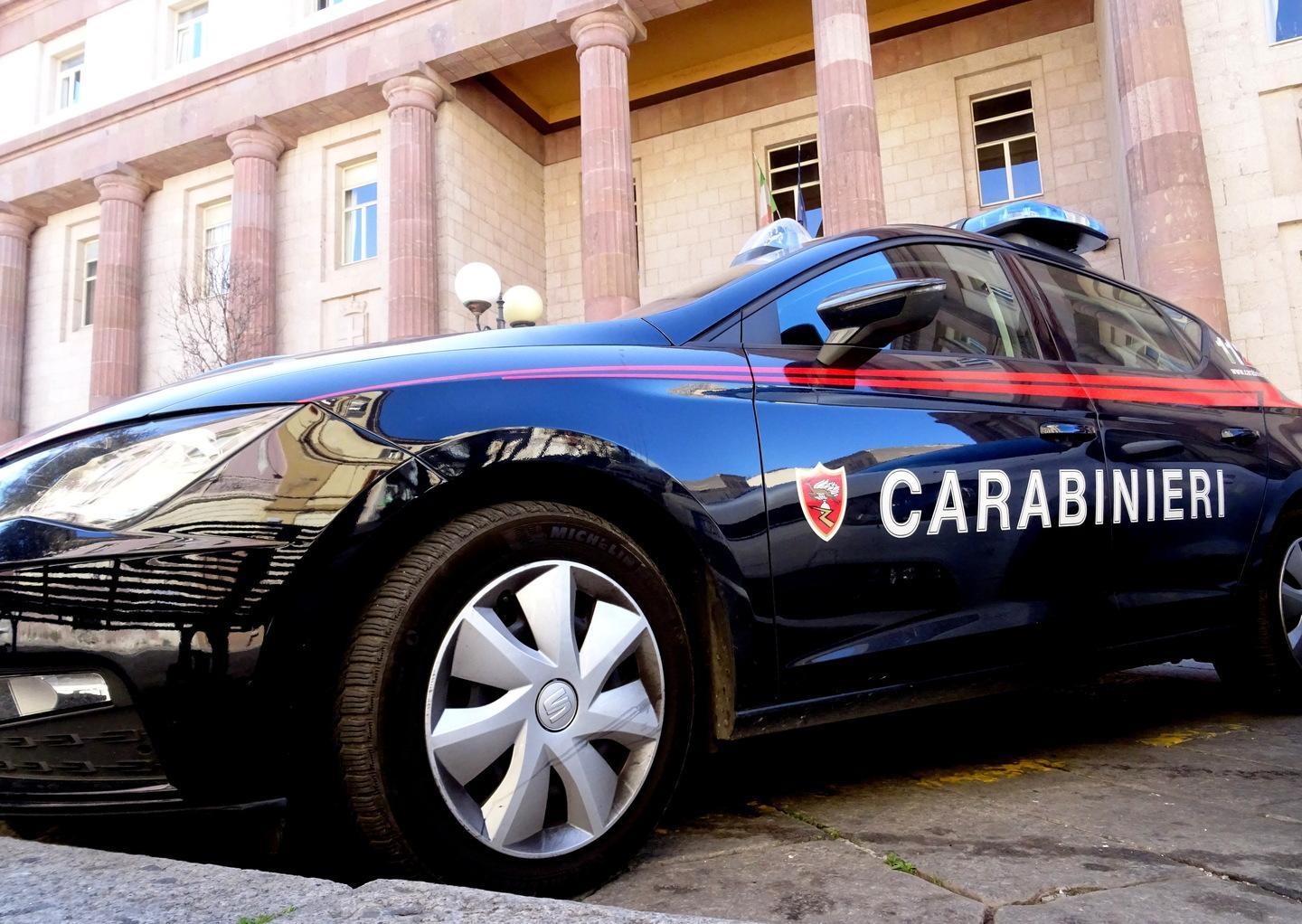 Rompe il vetro di un’auto in sosta, denunciato