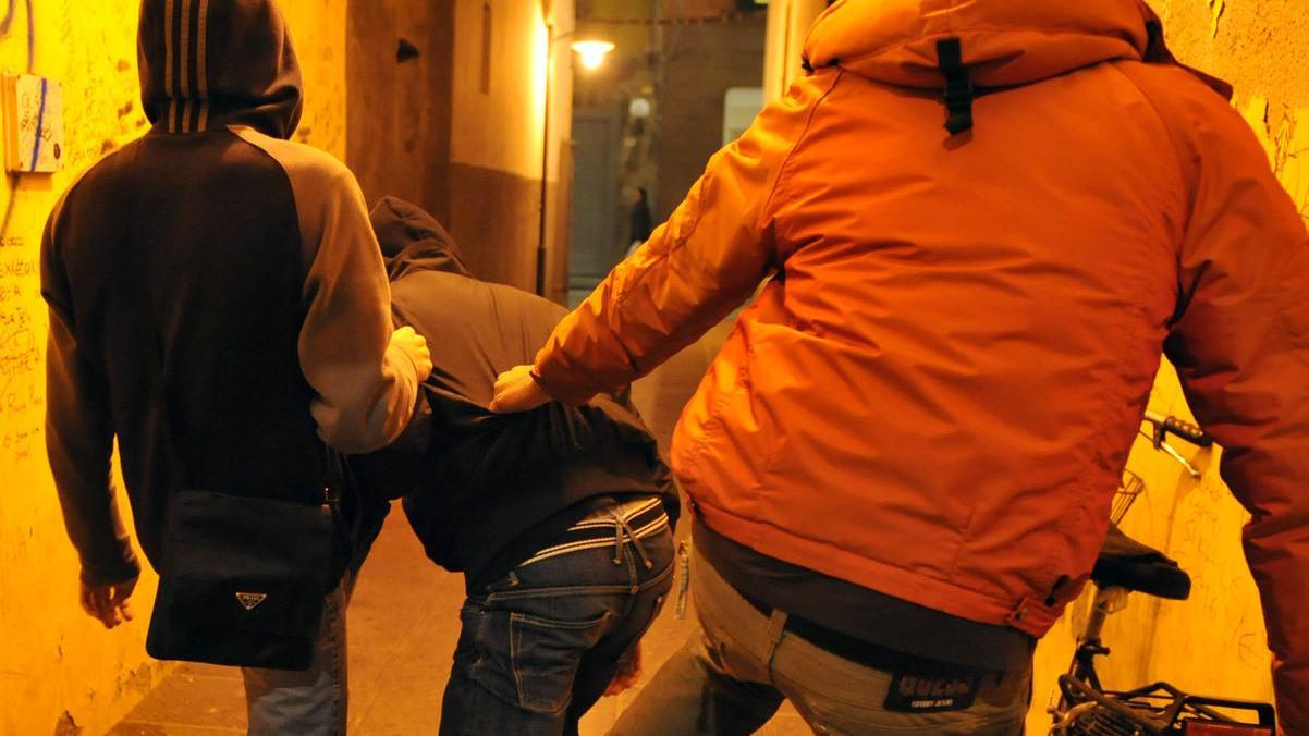 Famiglia ostaggio del branco a Nuoro