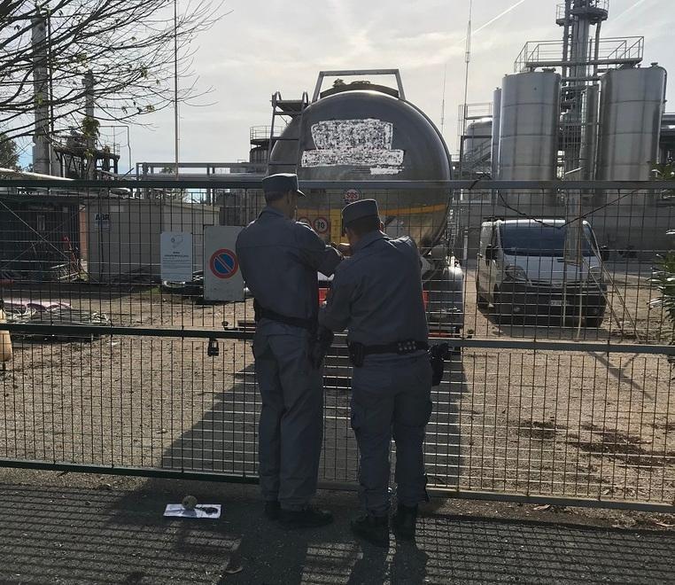Ottobre 2017: i carabinieri della Forestale mettono i sigilli di sequestro alla Reichim di Traghetto di Argenta