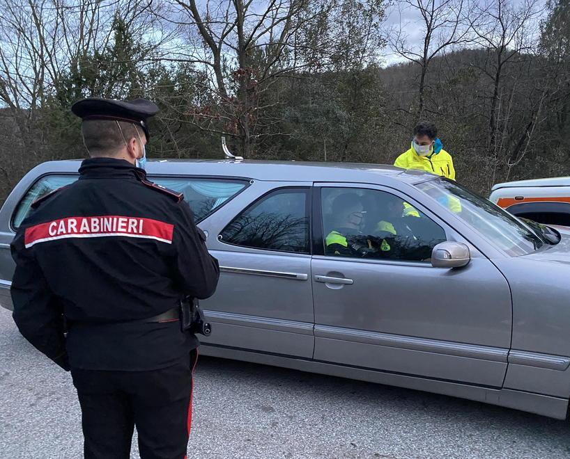 Il carro funebre con la salma di Mario Molesti sul luogo dell’incidente (foto Silvi)
