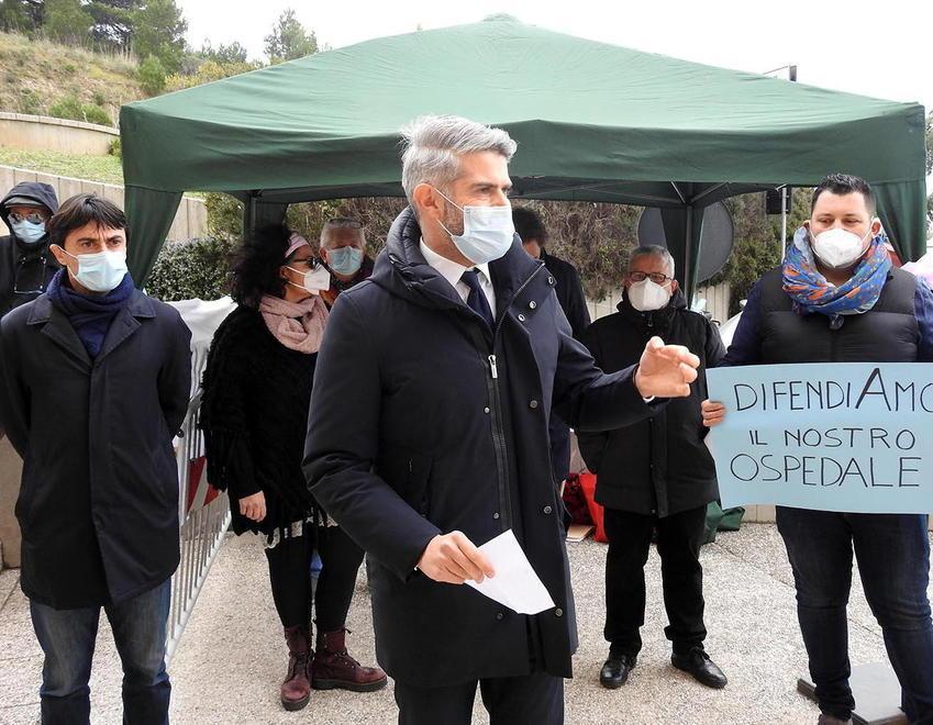 Ospedale, il sindaco: «La Regione venga qui, non ci muoviamo senza le giuste garanzie sul punto nascita» 
