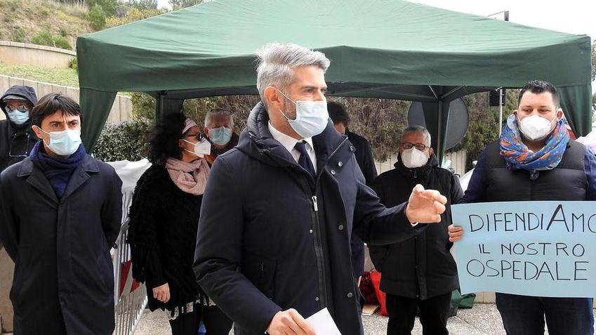 Ospedale, il sindaco: «La Regione venga qui, non ci muoviamo senza le giuste garanzie sul punto nascita»