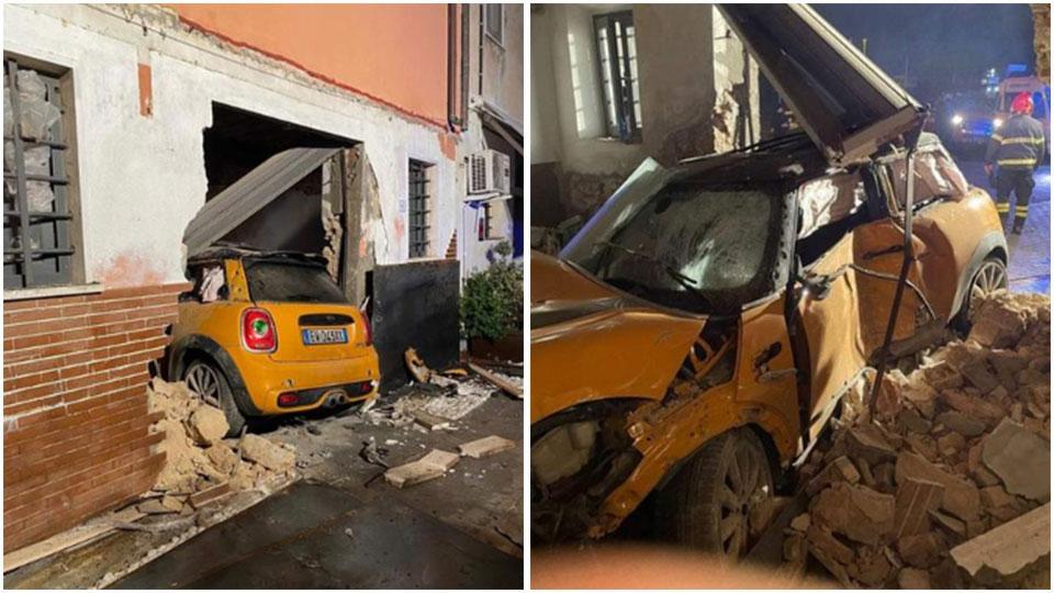 Esce dalla rotonda a tutta la velocità e si schianta contro una casa