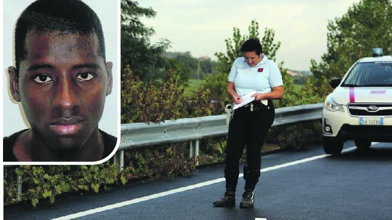 Nel riquadro Muhammad Drame, sopra i rilievi sulla strada dove è avvenuto l’incidente mortale
